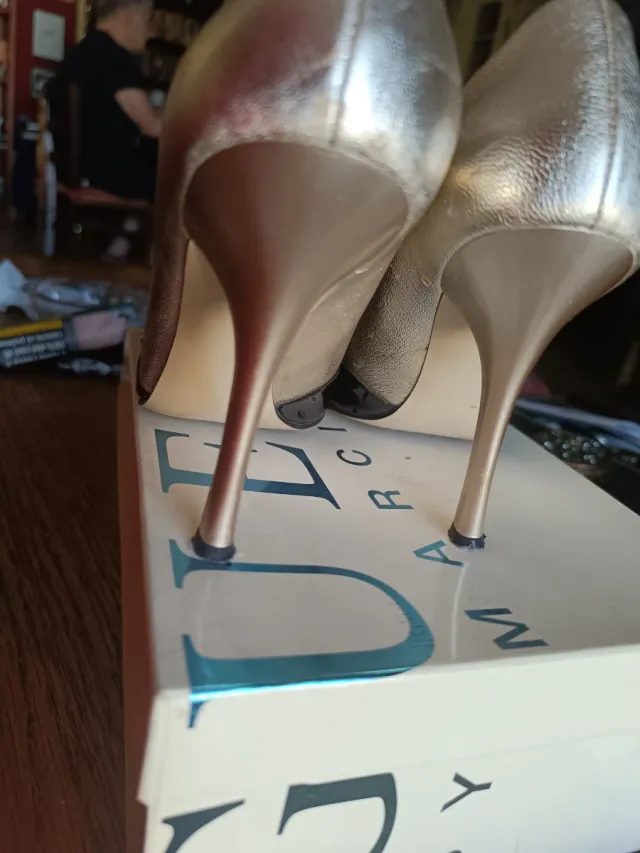 Décolleté Guess Nere e Oro Peep Toe