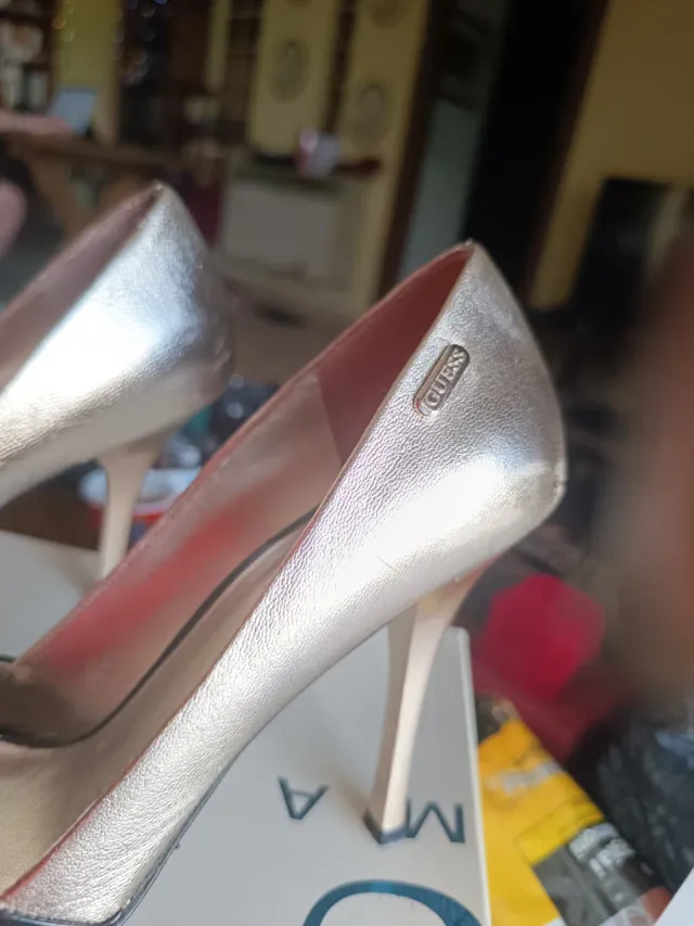 Décolleté Guess Nere e Oro Peep Toe