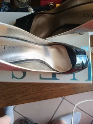 Décolleté Guess Nere e Oro Peep Toe