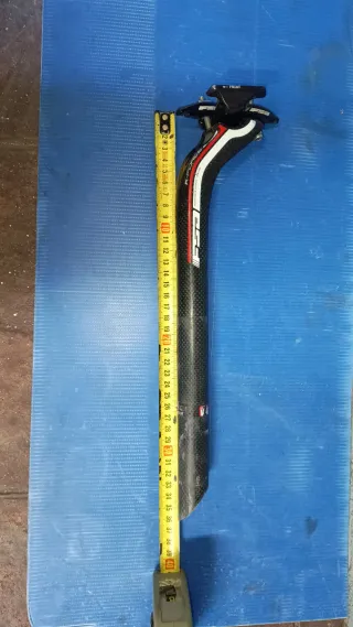 Tija carbono FSA 27'5 mm. Medida en la foto