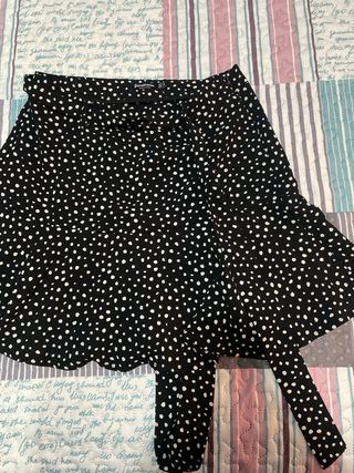 Falda Stradivarius lunares negra talla S