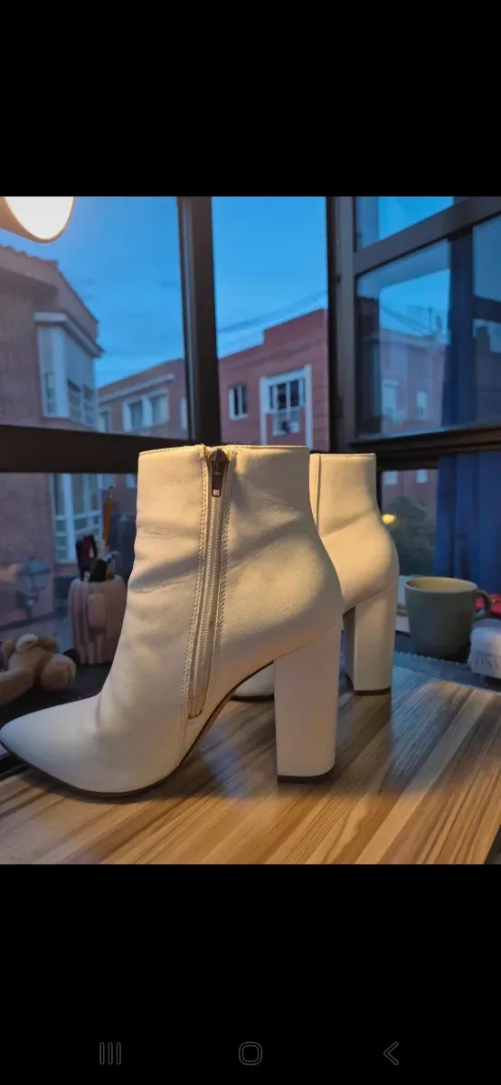 Botas de tacón blancas elegantes