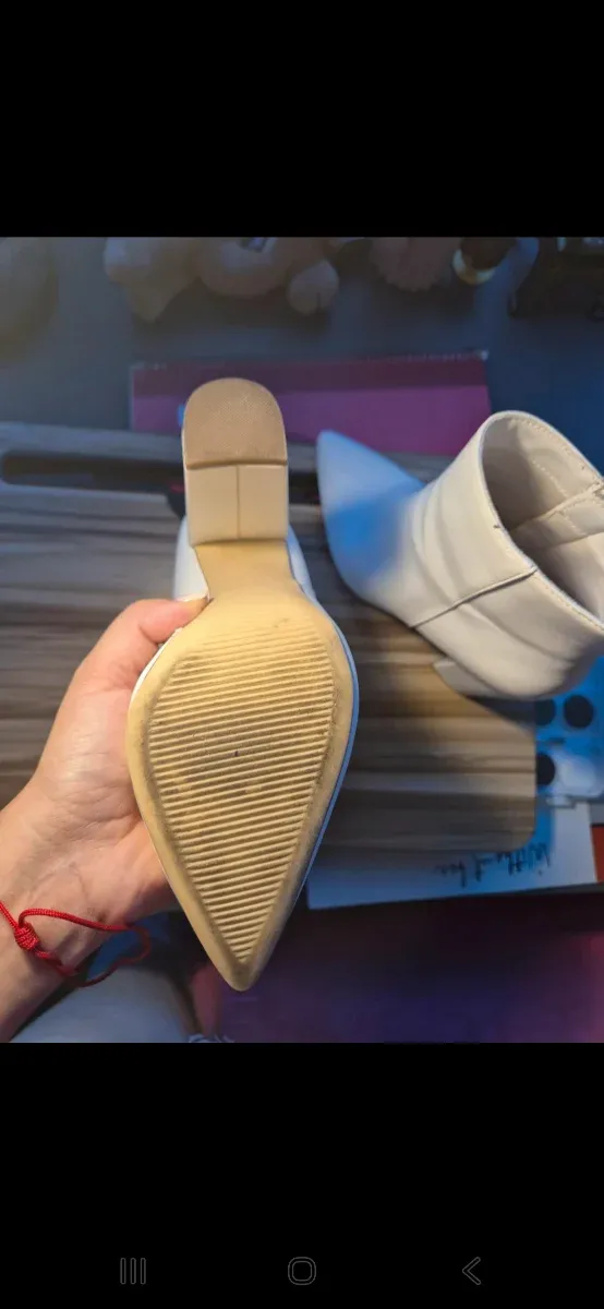 Botas de tacón blancas elegantes