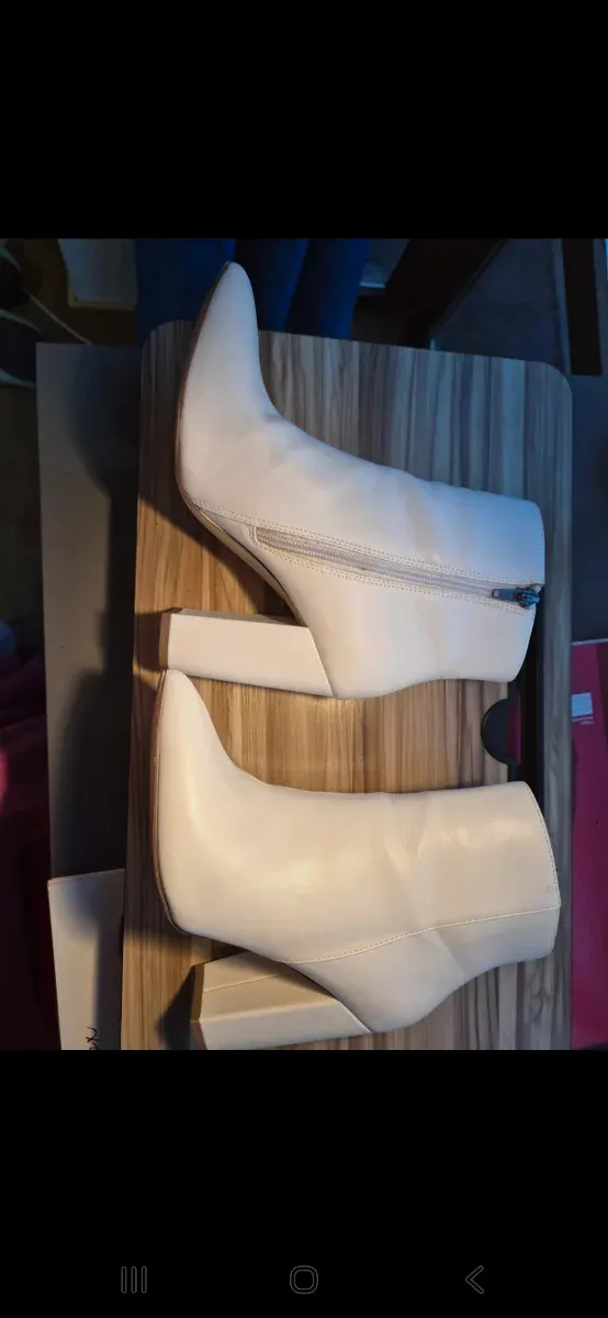 Botas de tacón blancas elegantes