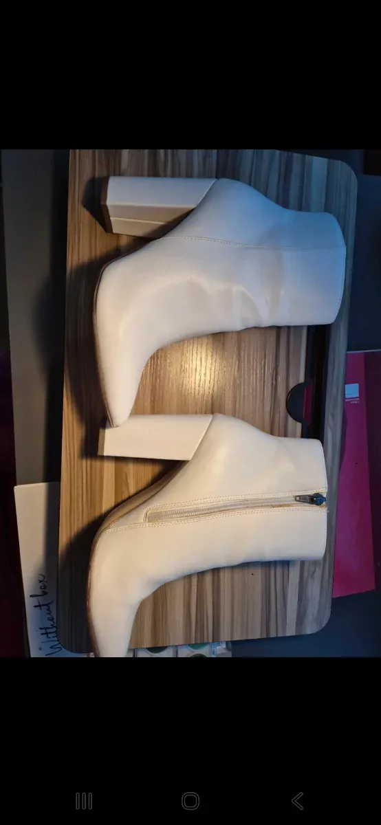 Botas de tacón blancas elegantes