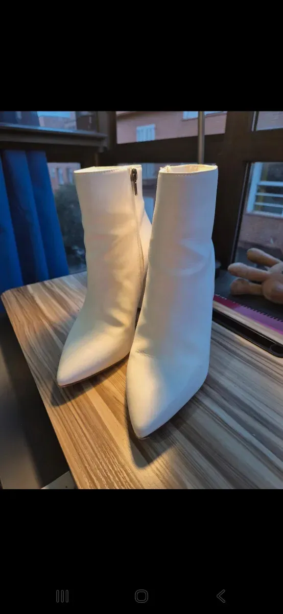 Botas de tacón blancas elegantes
