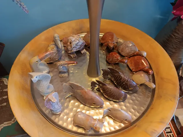 Figuras de piedra tallada animales