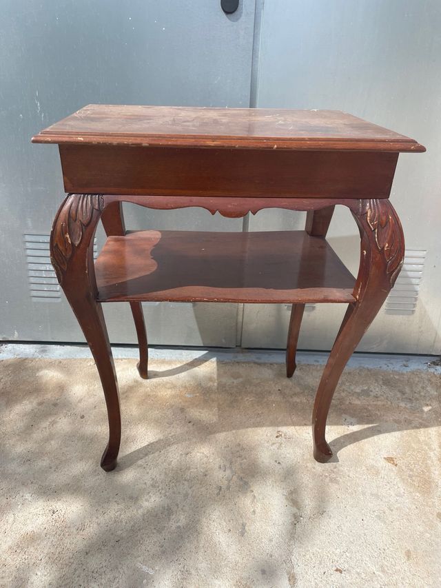 Mesa auxiliar antigua de madera