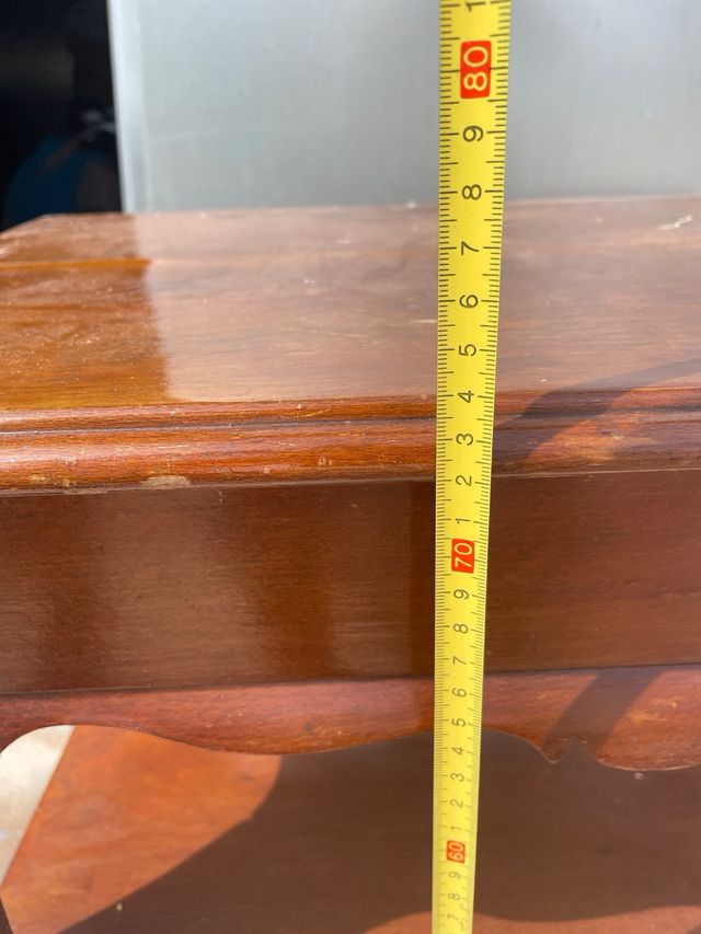 Mesa auxiliar antigua de madera