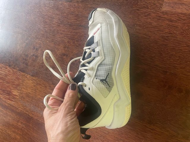 Zapatillas Jordan Grises y Blancas