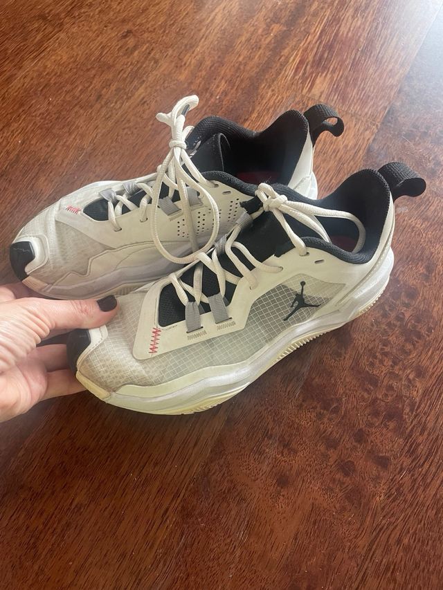 Zapatillas Jordan Grises y Blancas