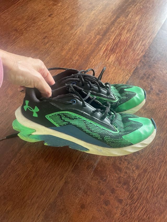 Zapatillas Under Armour Negras y Verdes