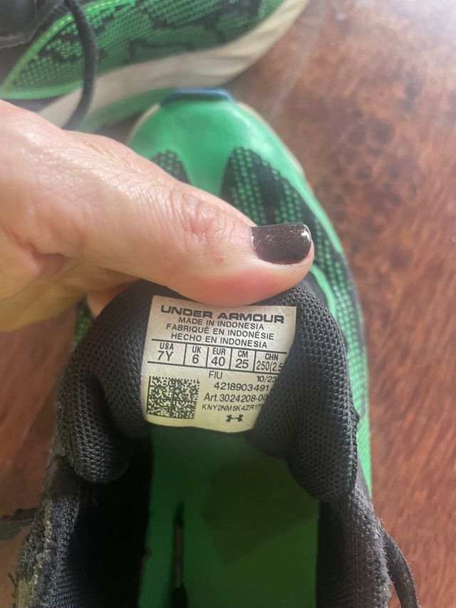 Zapatillas Under Armour Negras y Verdes