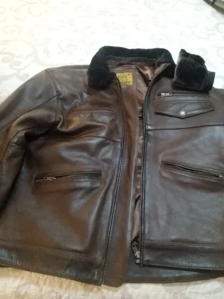 Chaqueta de piel marrón con cuello marrón o negro