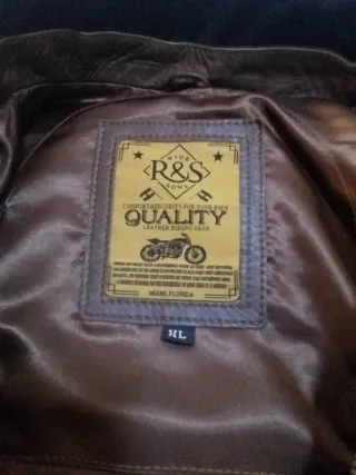 Chaqueta de piel marrón con cuello marrón o negro