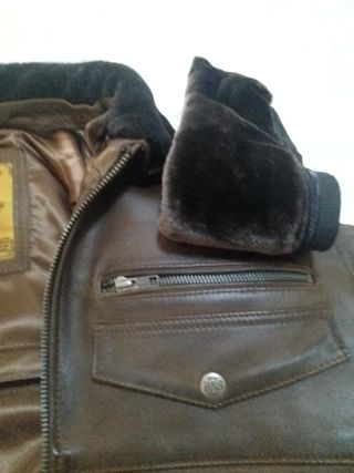 Chaqueta de piel marrón con cuello marrón o negro