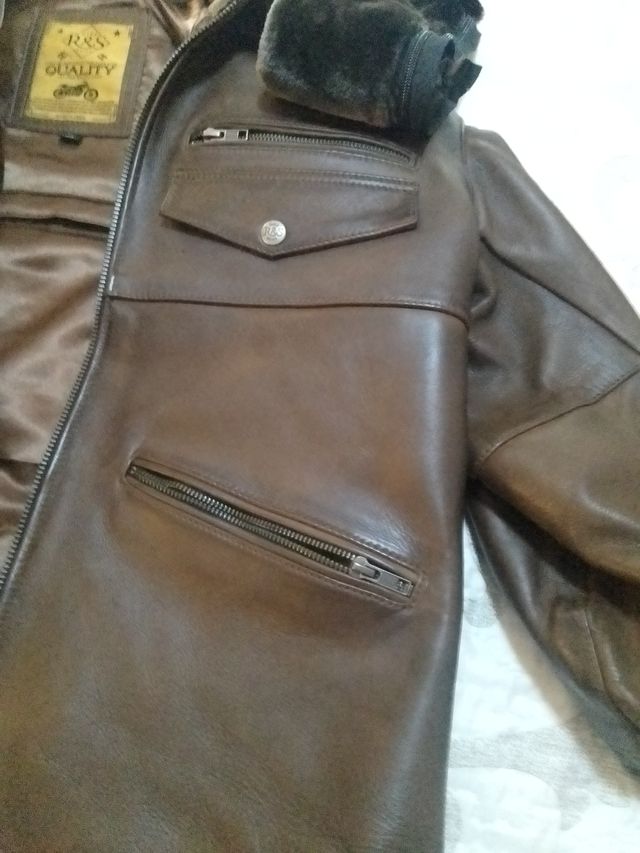 Chaqueta de piel marrón con cuello marrón o negro