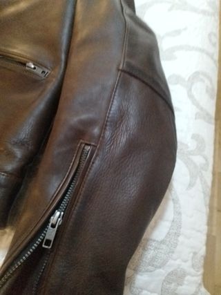 Chaqueta de piel marrón con cuello marrón o negro