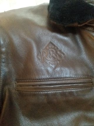 Chaqueta de piel marrón con cuello marrón o negro