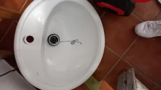 Lavabo de baño de porcelana blanca