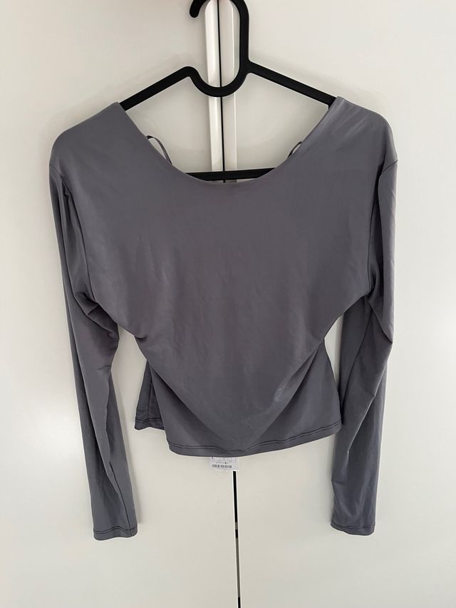 Top gris manga larga espalda descubierta