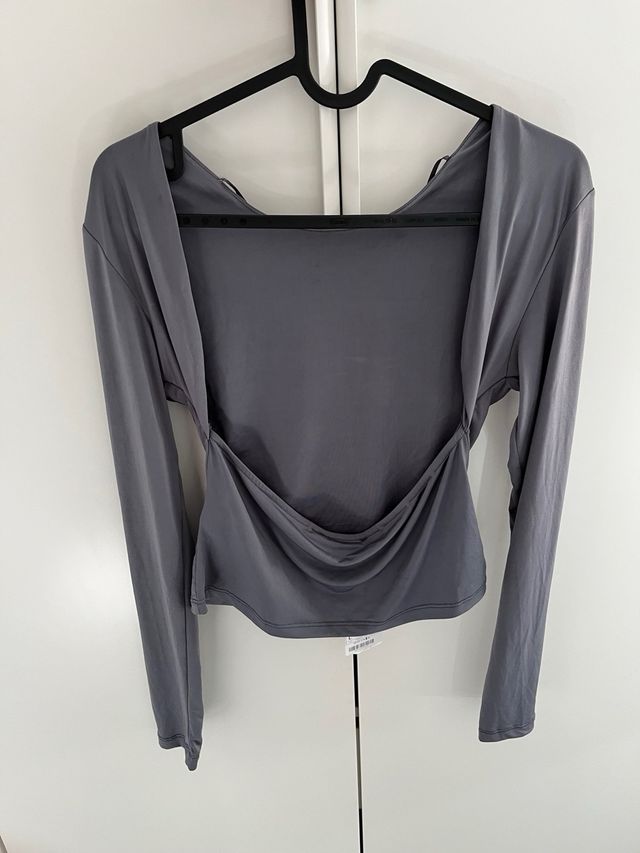 Top gris manga larga espalda descubierta