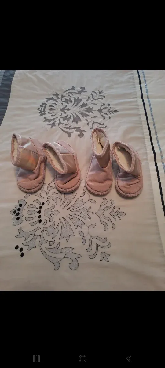 Botas de pelo gemelas talla 28.