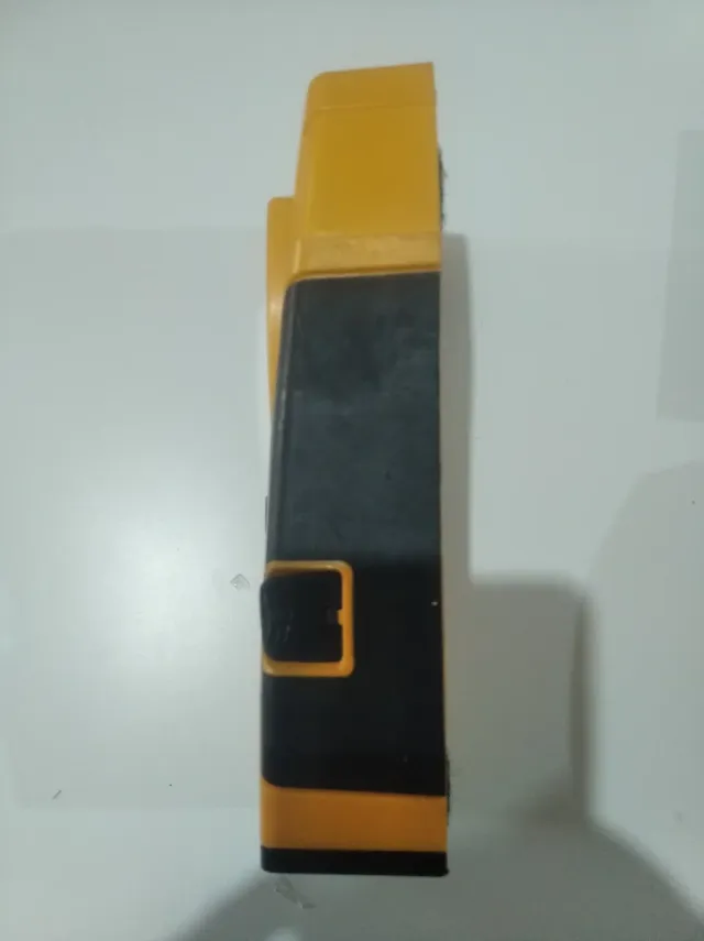 Detector de muros amarillo y negro