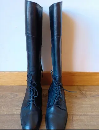 Botas altas de cuero negras con cordones