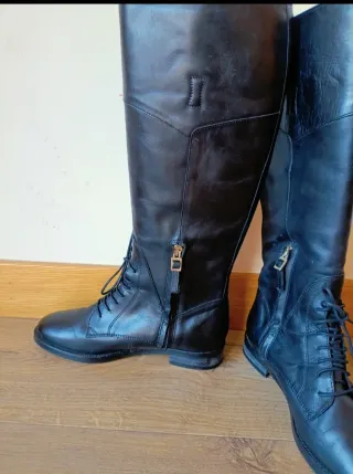 Botas altas de cuero negras con cordones