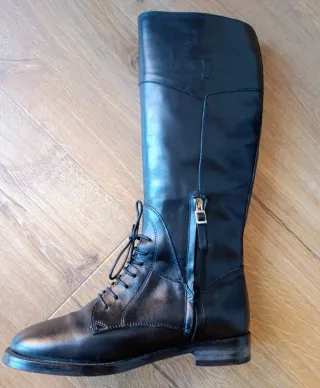Botas altas de cuero negras con cordones