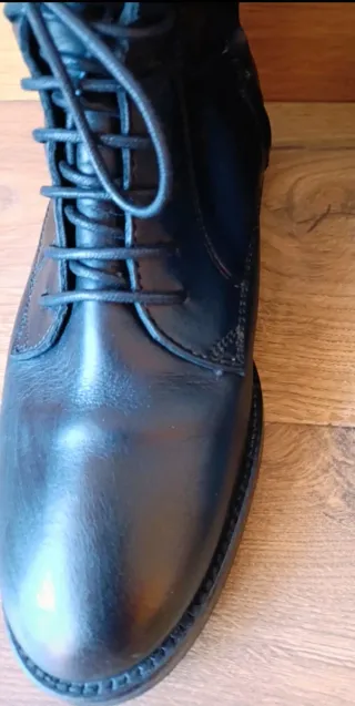 Botas altas de cuero negras con cordones