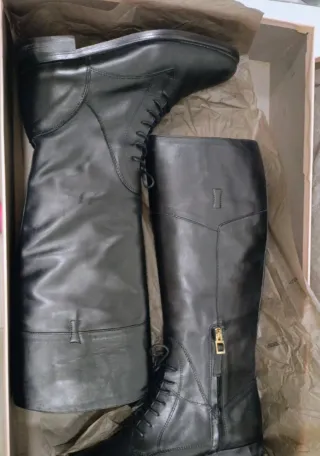 Botas altas de cuero negras con cordones