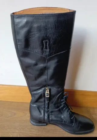 Botas altas de cuero negras con cordones