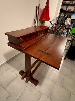 Scrittoio in legno con cassetti
