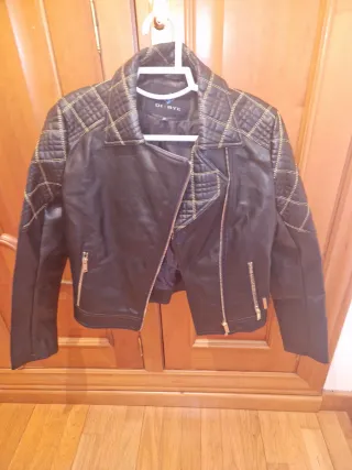 Chaqueta polipiel negra con detalles dorados