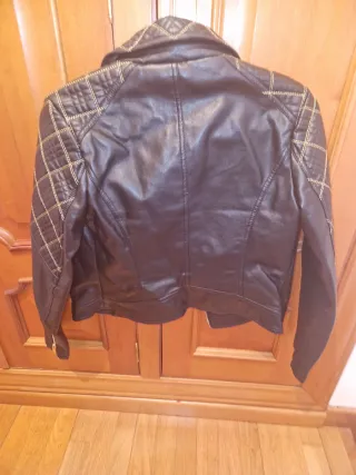Chaqueta polipiel negra con detalles dorados