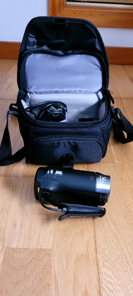 Máquina de filmar Sony preta com mala