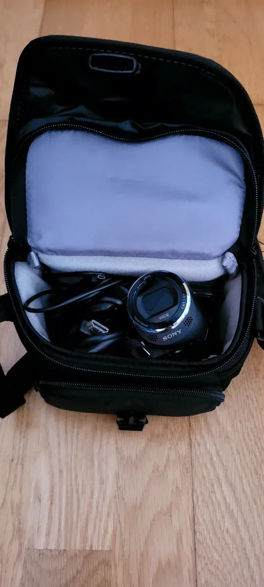 Máquina de filmar Sony preta com mala