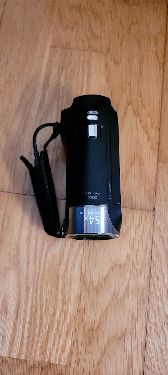 Máquina de filmar Sony preta com mala