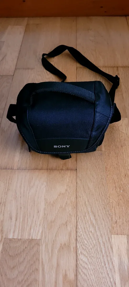 Máquina de filmar Sony preta com mala