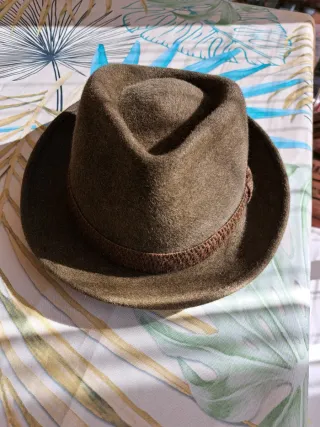 Sombrero verde ala corta, con tela de look peludo