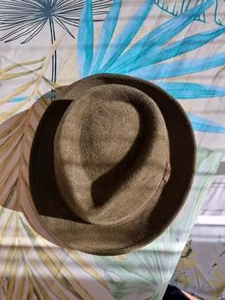 Sombrero verde ala corta, con tela de look peludo