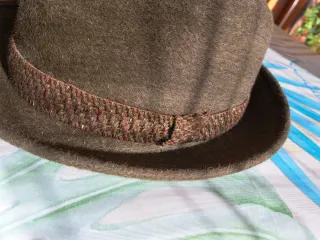 Sombrero verde ala corta, con tela de look peludo