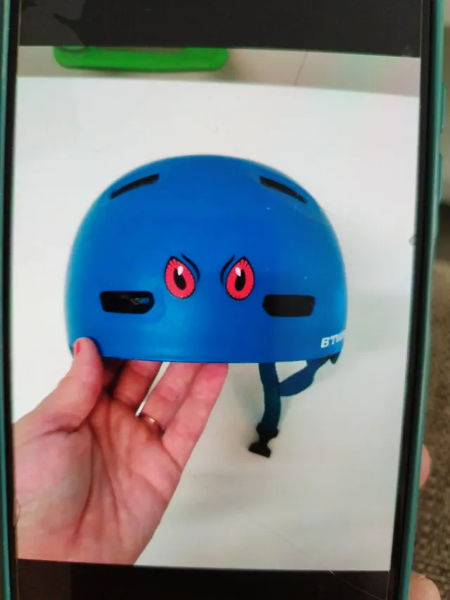 Casco de bici azul con ojos divertidos