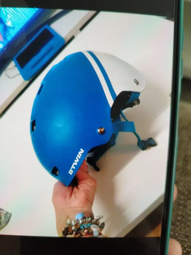 Casco de bici azul con ojos divertidos