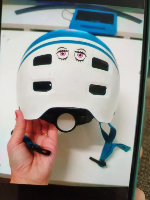 Casco de bici azul con ojos divertidos