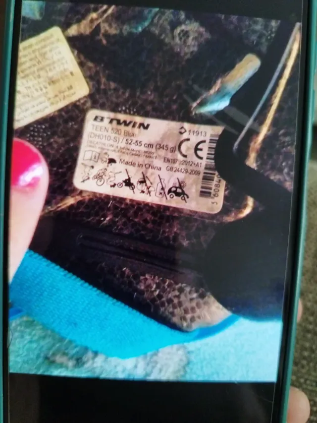 Casco de bici azul con ojos divertidos