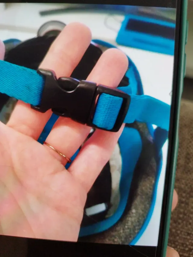 Casco de bici azul con ojos divertidos