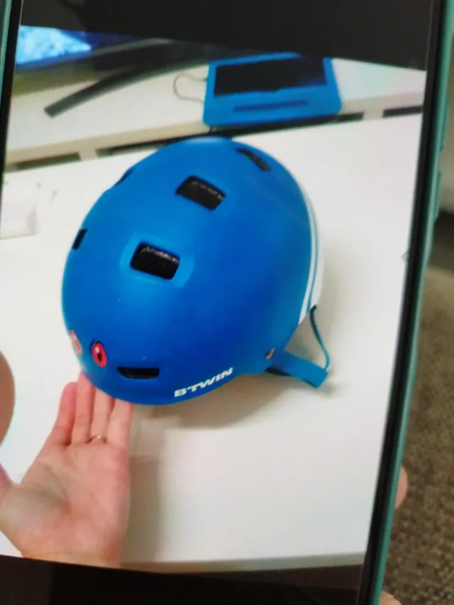 Casco de bici azul con ojos divertidos